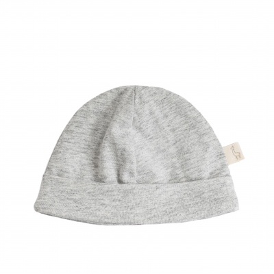 Gorro cinzento claro em tecido de malha com dobra e etiqueta pequena