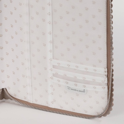 Estojo branco com padrão castanho, fecho em zíper castanho claro e bolsos internos