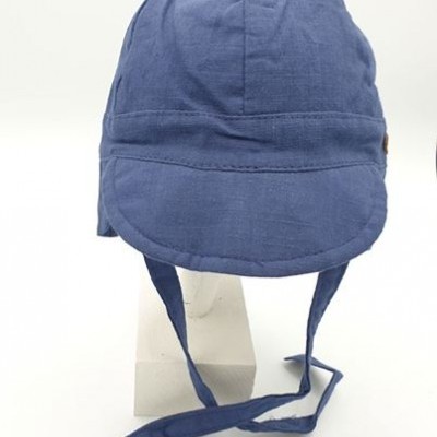 Boné azul com tira para amarrar em fundo branco