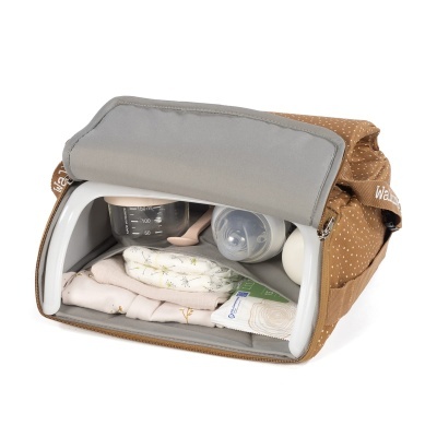 Bolsa de muda para bebé castanha e cinza com itens de bebé dentro