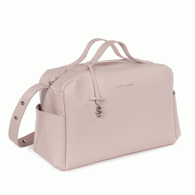 Mala rosa claro em pele sintética com alças e pendente metálico