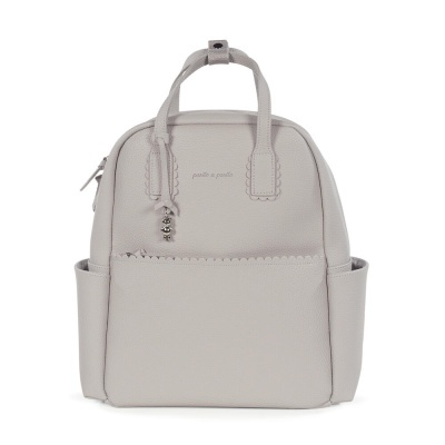 Mochila pequena cinza clara em couro sintético com bolsos e alças superiores.