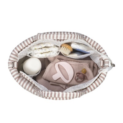 Mala de maternidade às riscas com itens de bebê organizados no interior.