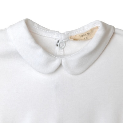 Camisola branca de bebé com gola peter pan e botão de pressão na parte de trás
