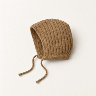 Gorro de malha castanho claro com cordões