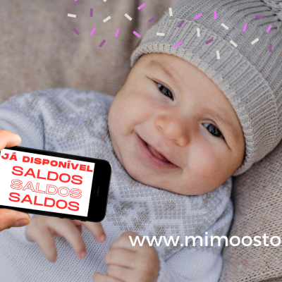 Bebé com gorro bege e camisola branca e bege sorrindo, telemóvel com texto de saldos em vermelho