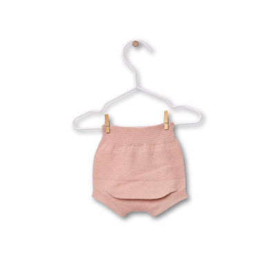 Roupa para bebé cor-de-rosa pendurada num cabide branco