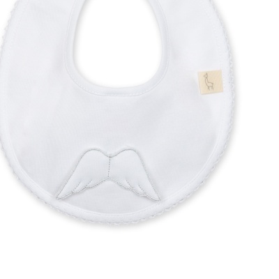 Babete branco com asas bordadas e etiqueta bege com desenho de girafa