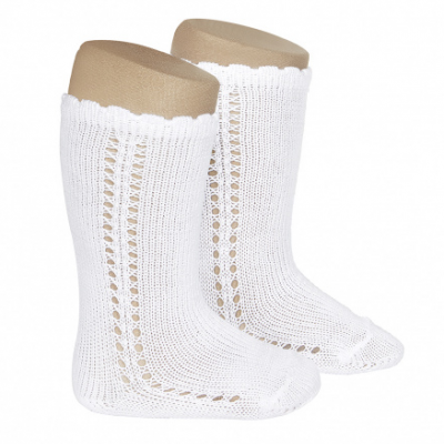 meias infantis brancas rendadas com padrão de pontos