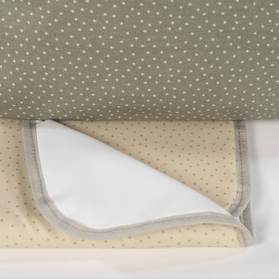 Cobertores cinza e bege com padrão de pequenos pontos e bordas cinza