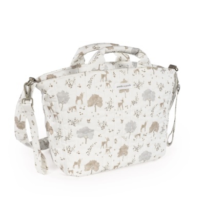 Mala de tecido branco com estampado de girafas e árvores em tons suaves