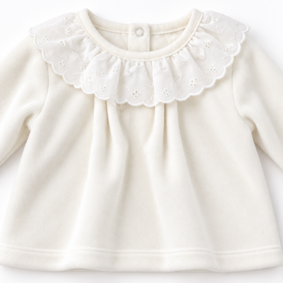 Camisola creme para bebé com gola de renda branca bordada