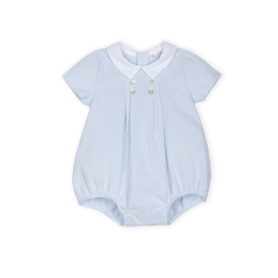 Body azul claro para bebé com gola branca redonda e botões decorativos
