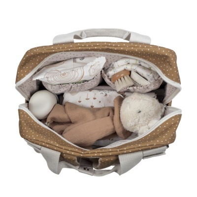 Mala de bebé aberta com boneco de peluche, roupa, fraldas e acessórios