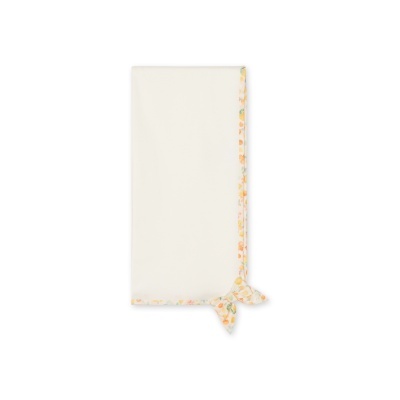 Fralda branca de bebê com bainha floral e laço