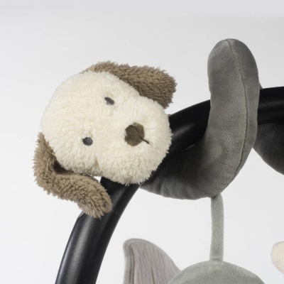 Brinquedo de pelúcia de cabeça de cão bege e castanho pendurado