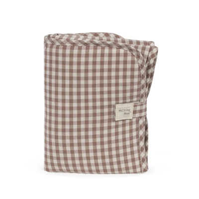 Capa almofadada com padrão xadrez bege e branco com etiqueta Walking Mum
