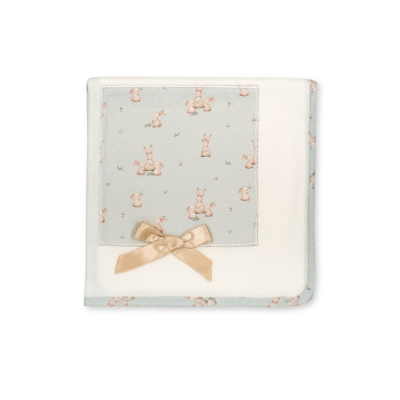 Manta de bebé branca com padrão de coelhos azuis e laço dourado