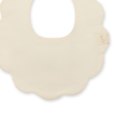 Babete redonda bege claro com padrão em pétalas e etiqueta de lhama