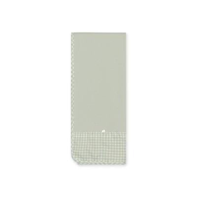 Pano de cozinha verde claro com padrão xadrez bordado e botão branco