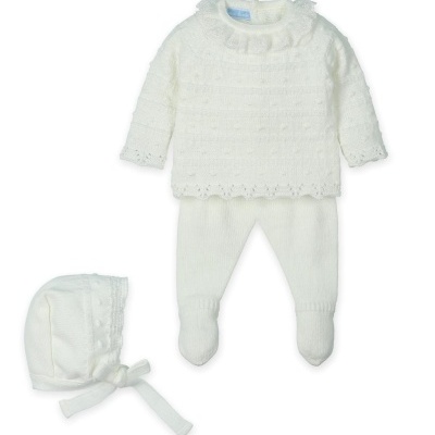 Conjunto de bebé branco com camisola, calças e gorro em malha com pontos texturados e rendas.