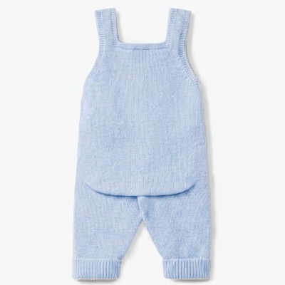Conjunto de roupa de bebé azul clara em malha, top sem mangas e calças com punhos