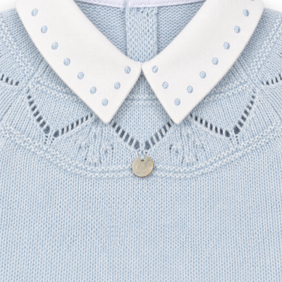 Camisola azul clara de malha com gola branca e pendente redondo