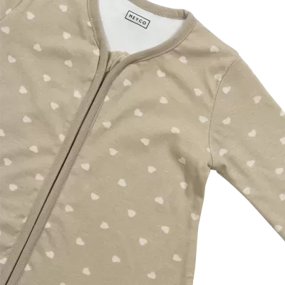 Pijama de criança bege com corações brancos e fecho de correr