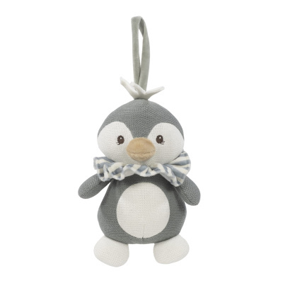 Pelúcia de pinguim cinzento e branco com cachecol e laço para pendurar