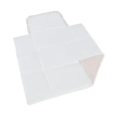 Colchão para bebé branco com padrão floral rosa no verso e almofada com renda rosa