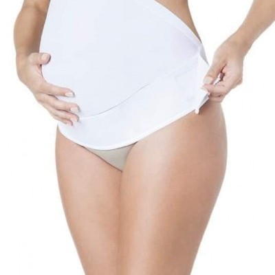 Cinta de maternidade branca elástica com fecho ajustável, usada por mulher