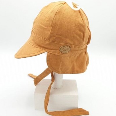 Chapéu de bebé laranja com proteção para as orelhas e fitas para atar