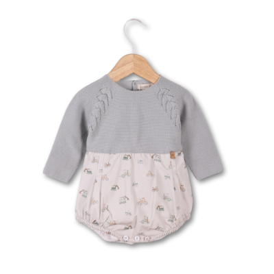 Roupa de bebé cinza com parte inferior bege de padrão bicicleta