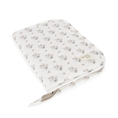 Estojo branco com padrão floral e fecho de correr em fundo branco