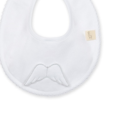 Babete branco com costura e etiqueta bege com desenho de animal.