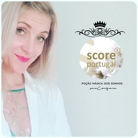 Mulher loira ao lado de logo com texto 'score portugal' e 'POÇÃO MÁGICA DOS SONHOS' em fundo branco