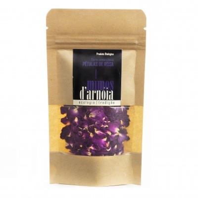 Saco de papel com pétalas de rosa secas e etiqueta preta da marca mimos d'arnóia