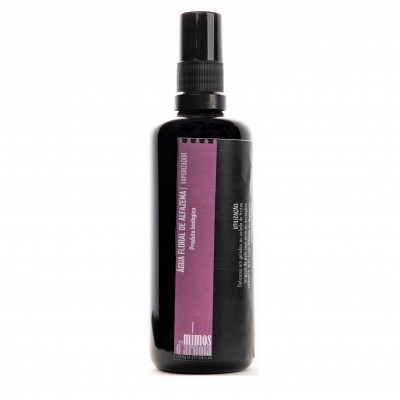 Frasco preto com rótulo roxo e preto contendo spray de água floral de lavanda