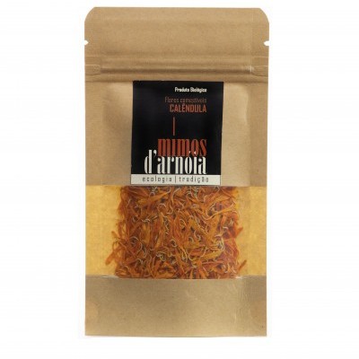 Embala de papel castanho com flores secas alaranjadas visíveis e etiqueta preta com texto