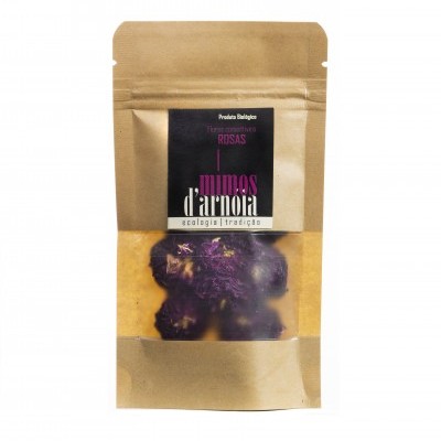 Embalagem de papel castanho com flores secas roxas visíveis e etiqueta preta com texto.