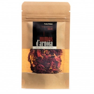 Pacote de pacote de papel castanho com flores secas vermelhas e rótulo preto