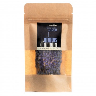 Embalagem com flores secas de alfazema e etiqueta preta