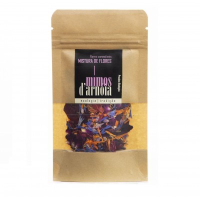 Saco de papel com mistura de flores secas coloridas e rótulo