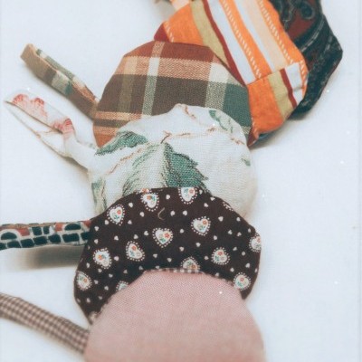 Conjunto de presilhas para cabelo em vários padrões e cores sobre fundo branco