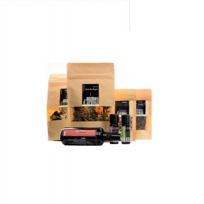 Produtos naturais embalados em saco de papel castanho e pequenos frascos