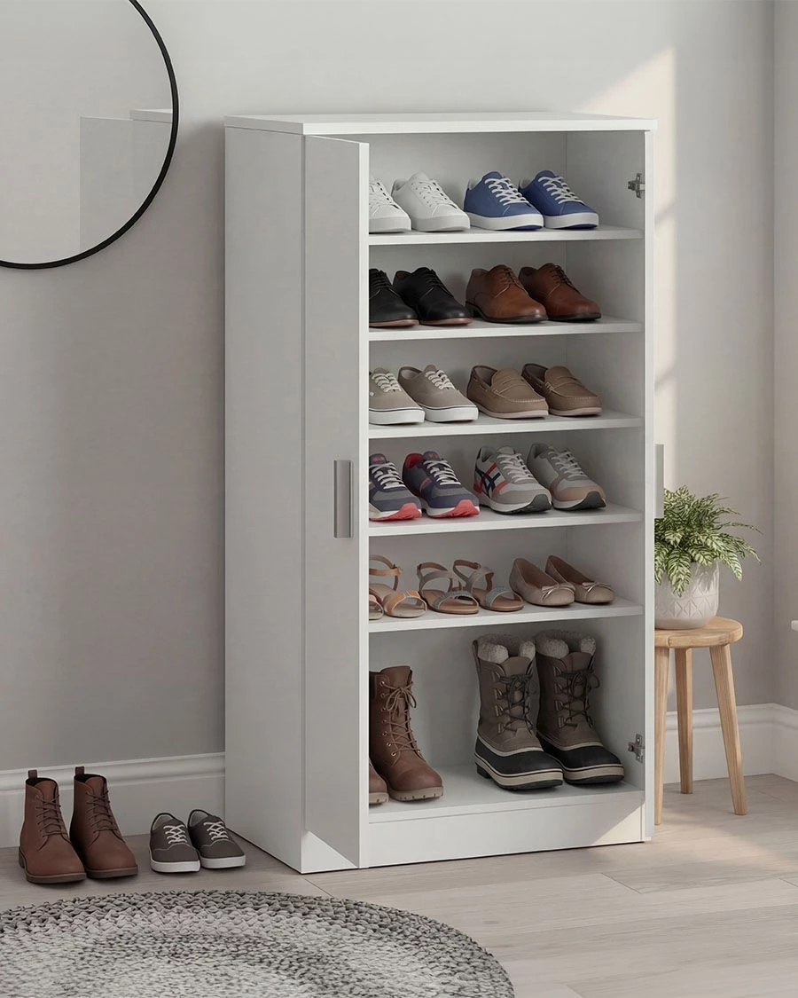 Móvel branco para arrumação de sapatos em ambiente interior com vários calçados distintos organizados nas prateleiras.