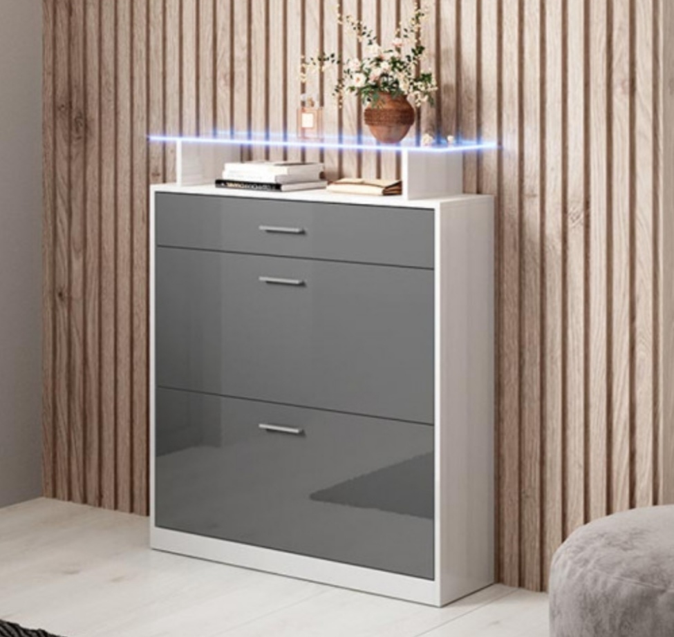 Aparador em madeira branco e cinzento com decoração em vaso e livros