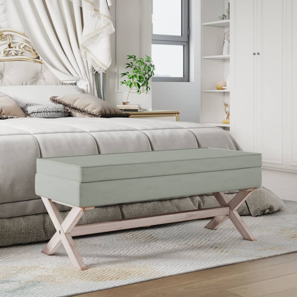 Banco estofado cinzento com estrutura de madeira clara perto de cama num quarto moderno