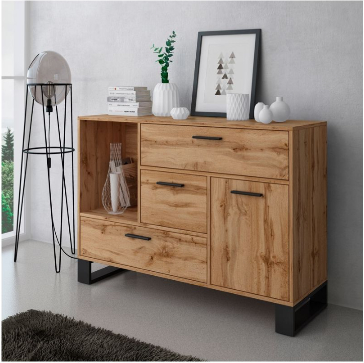 Cômoda de madeira clara com gavetas e decoração em fundo branco