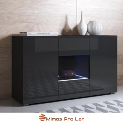 Móvel alto preto brilhante com três portas e vitrine iluminada, decorado com vasos brancos e um livro.